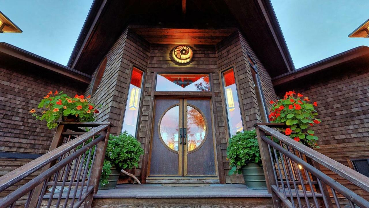 Stillpoint Lodge - All-Inclusive Halibut Cove Exterior photo