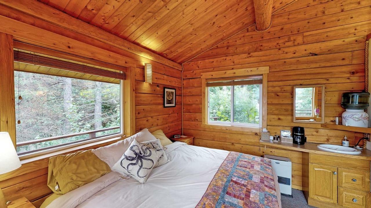 Stillpoint Lodge - All-Inclusive Halibut Cove Exterior photo
