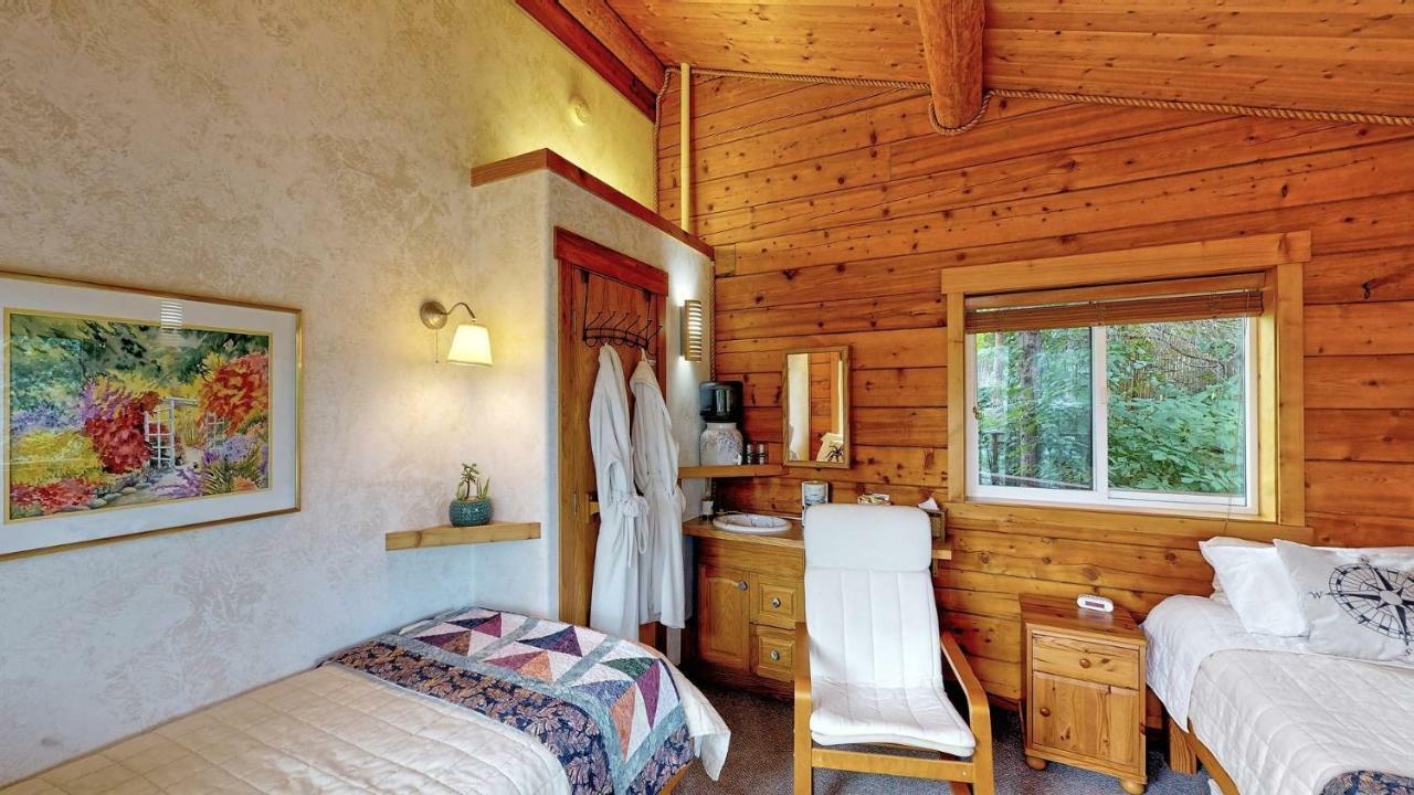 Stillpoint Lodge - All-Inclusive Halibut Cove Exterior photo
